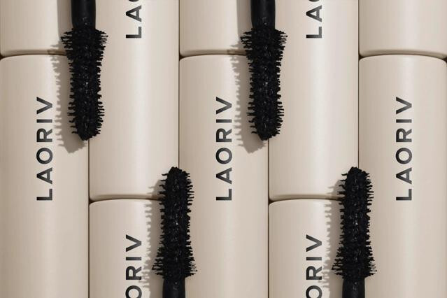 Vertical Layout Mascara Mockup