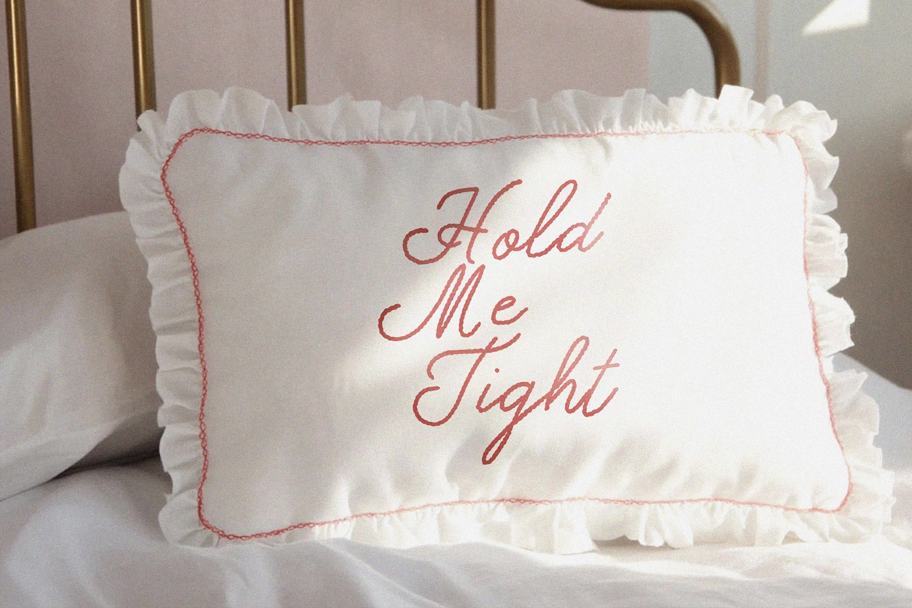 Enlace Romance: Delicate Script Font