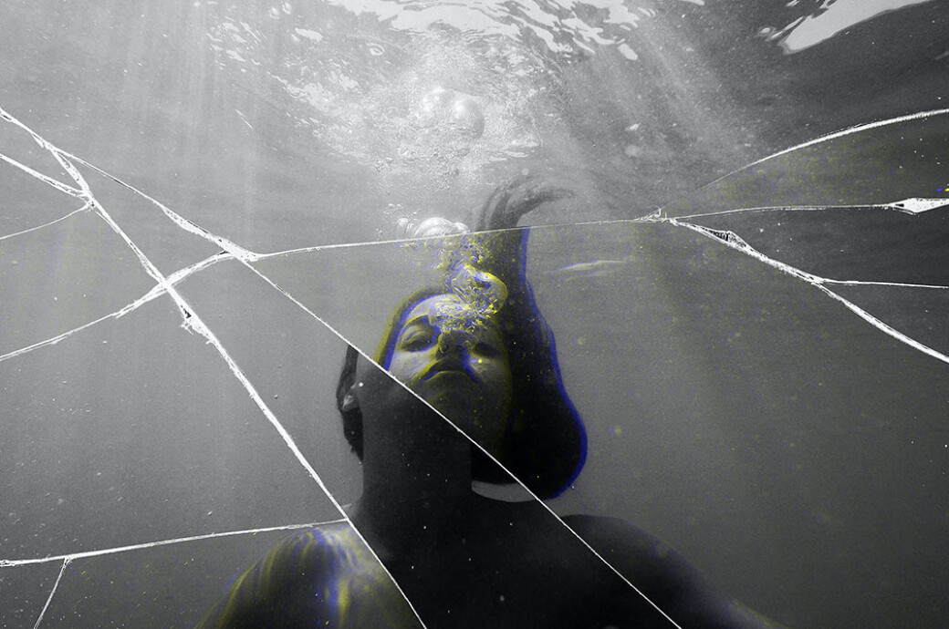 Broken Mirror Photo Effect