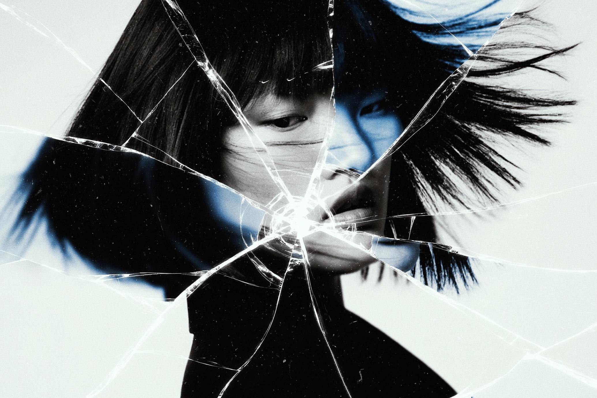 Broken Glass Photo Effect
