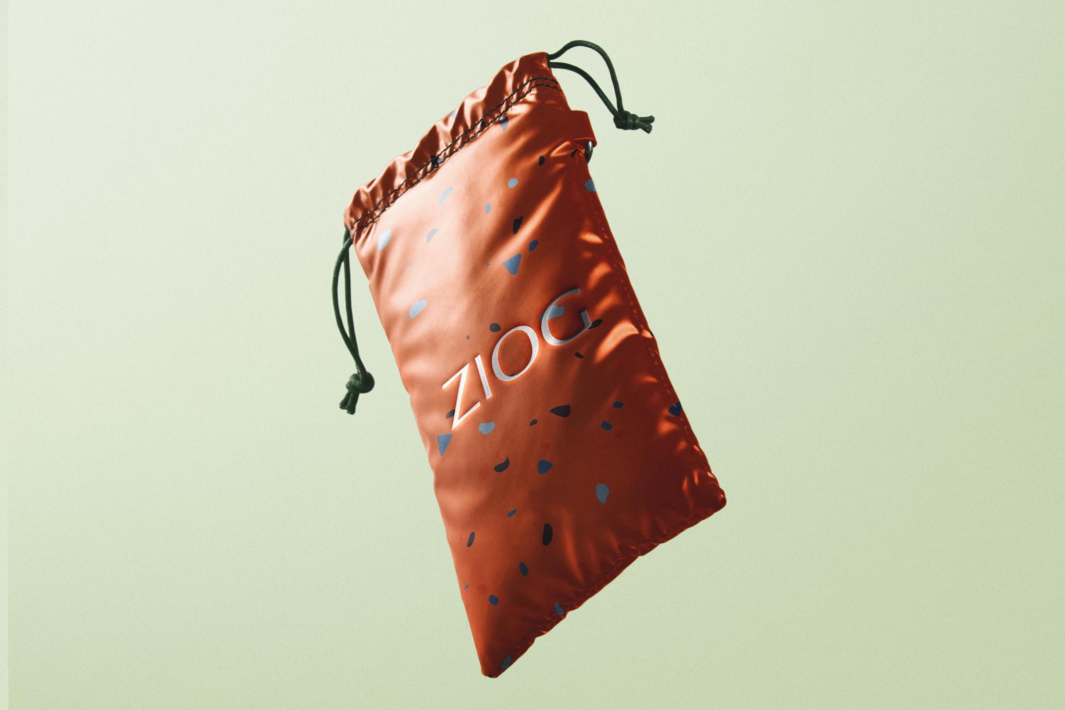 Logo Mockup Floating Pouch