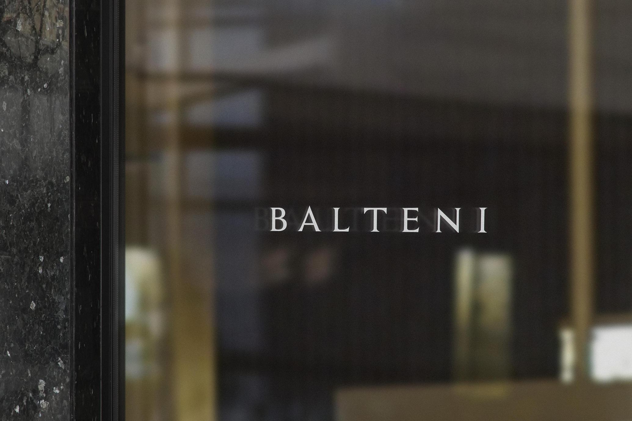 Fashion Store Glass Logo Mockup